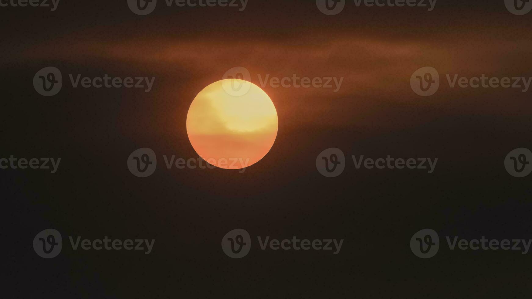 Orange Sonnenuntergang mit Wolken. foto