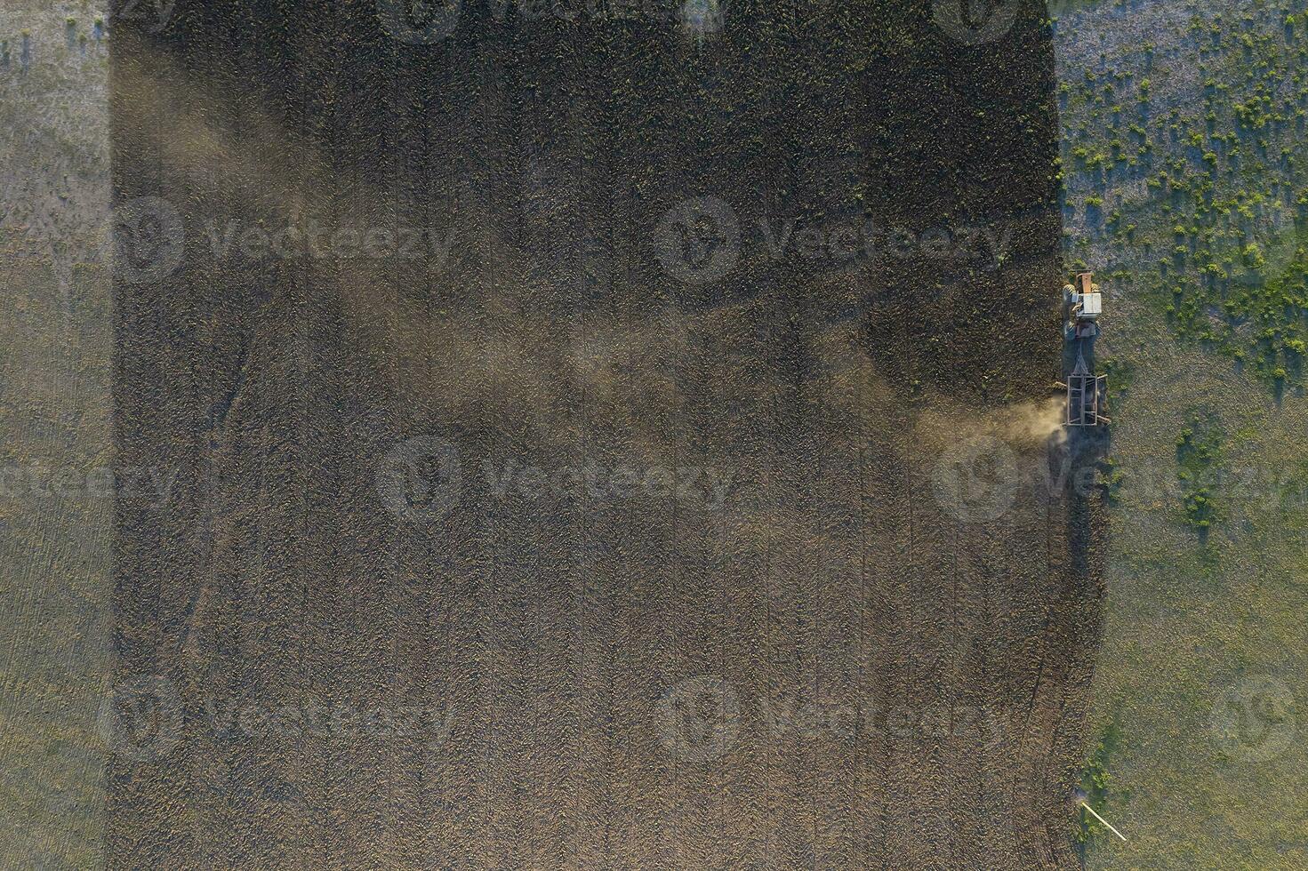 Traktor Pflügen das Feld, Pampas Landschaft, la Pampa, Argentinien. foto