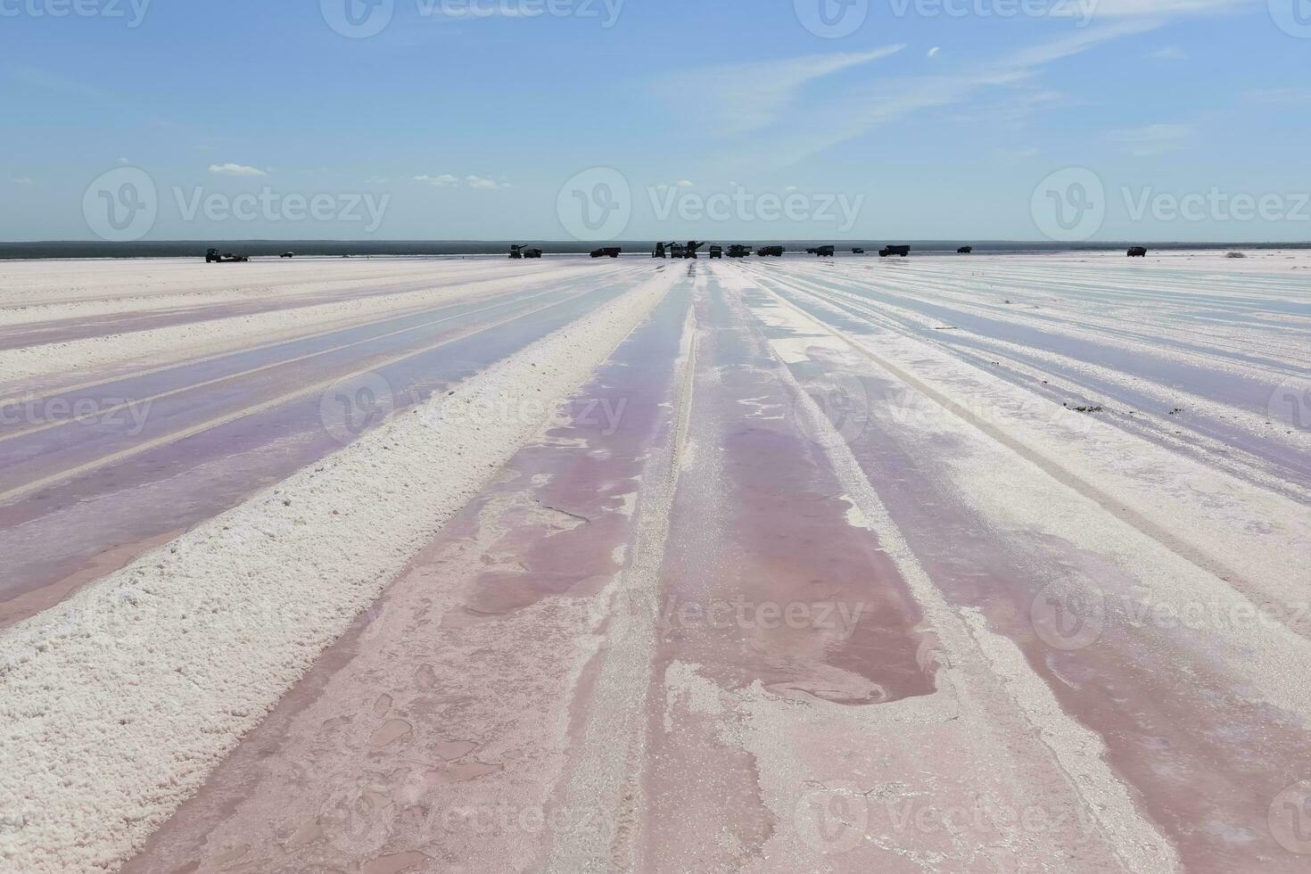 salzig Lagune bereit zu Extrakt roh Salz, Bergbau Industrie im Argentinien foto