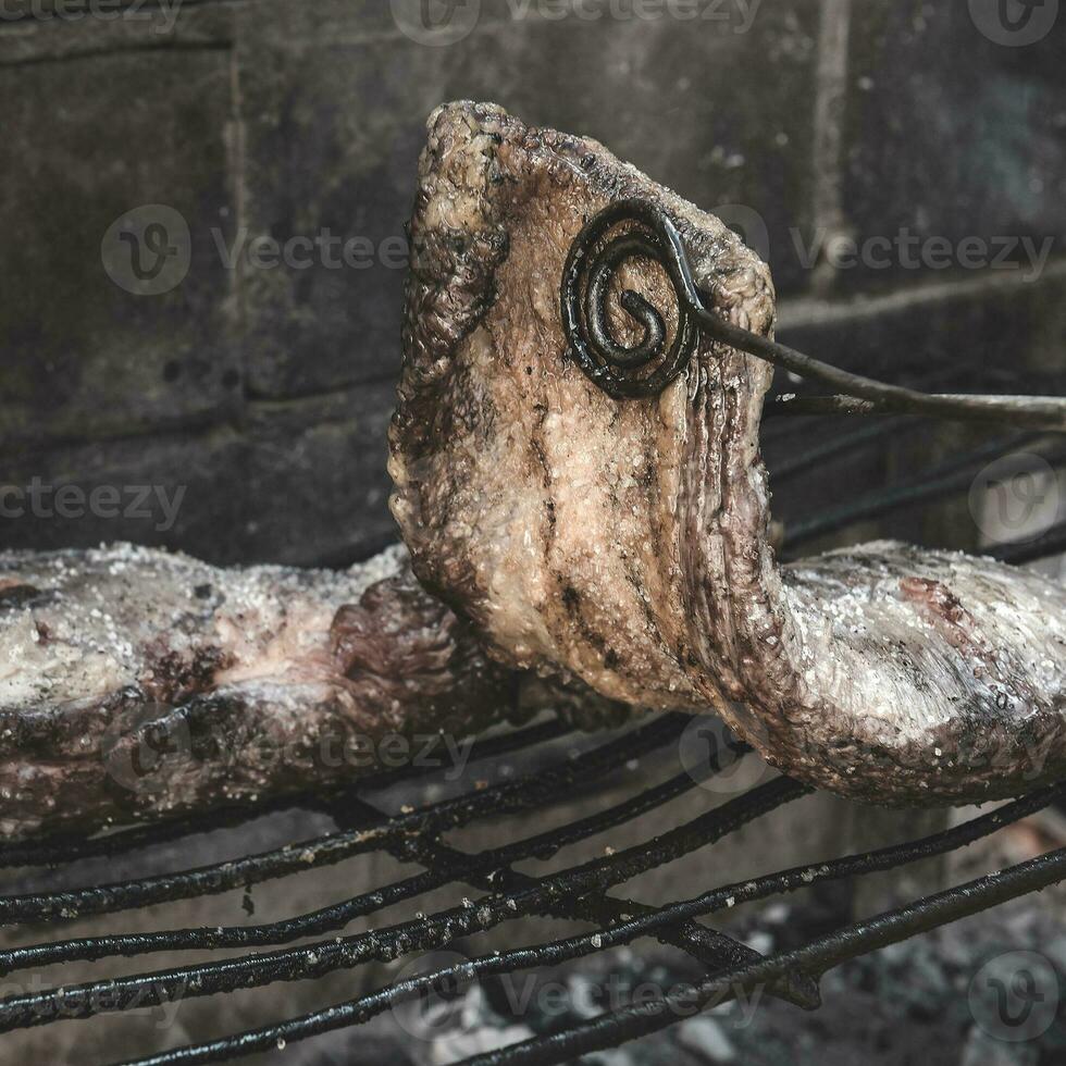 roh Fleisch stellen auf das Grill, traditionell Argentinien Küche, Asado Grill, Patagonien, Argentinien. foto