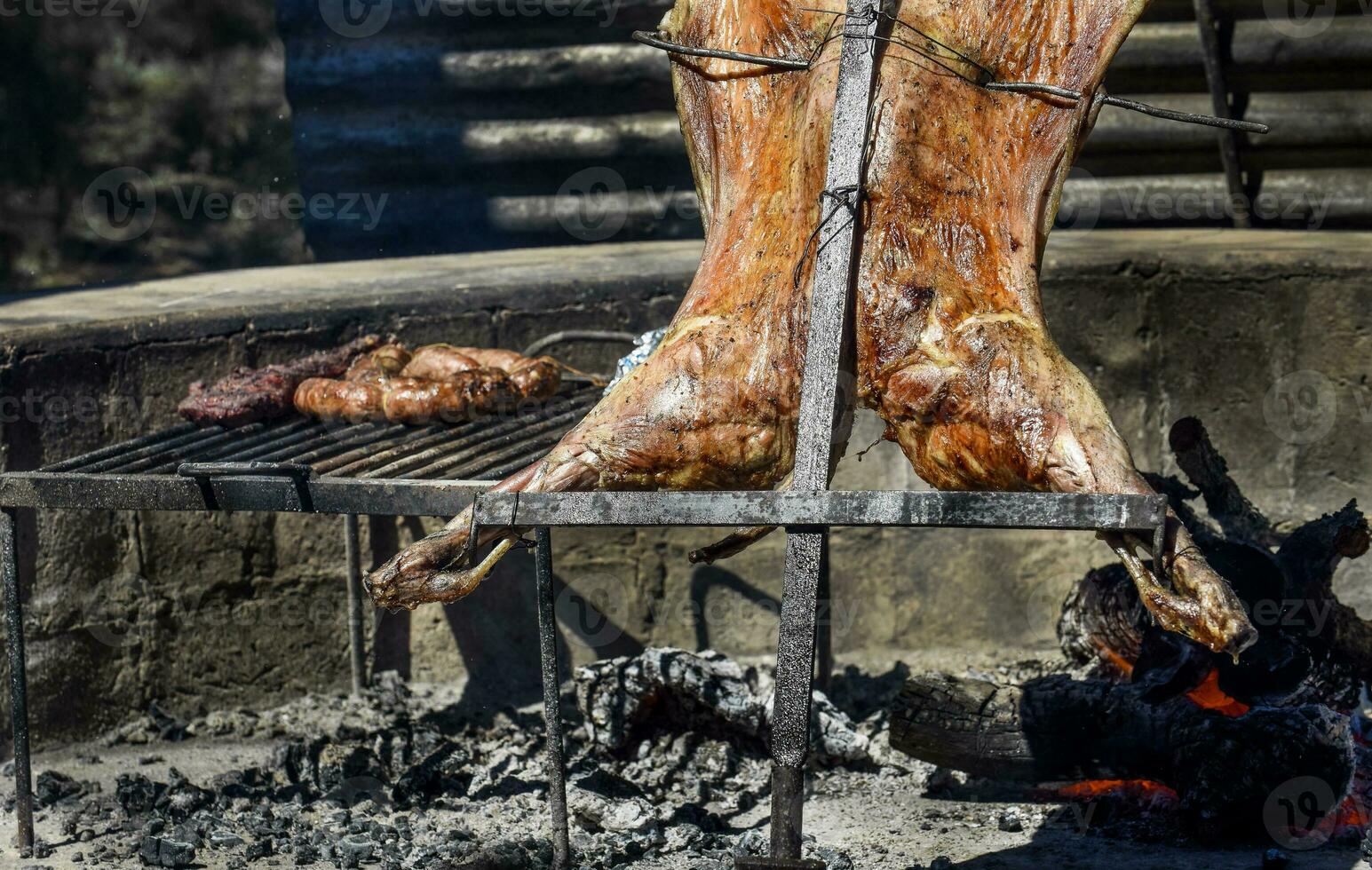 Lamm auf das Spucke, gekocht mit das traditionell Argentinien Methode, la Pampa Provinz, Patagonien, Argentinien. foto