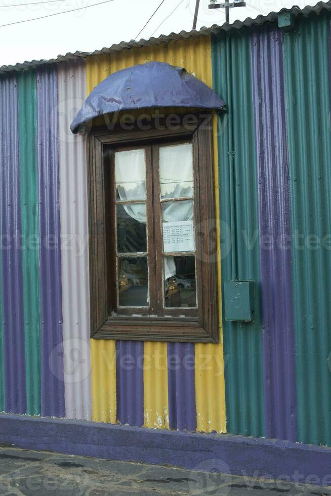 malerisch typisch Konstruktion im das Stadt, Dorf von puerto Pyramiden, Halbinsel Valdes, chubut Provinz, Patagonien, Argentinien. foto