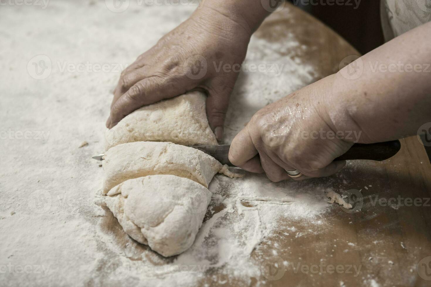 Hände kneten Teig zum Gnocchi. foto