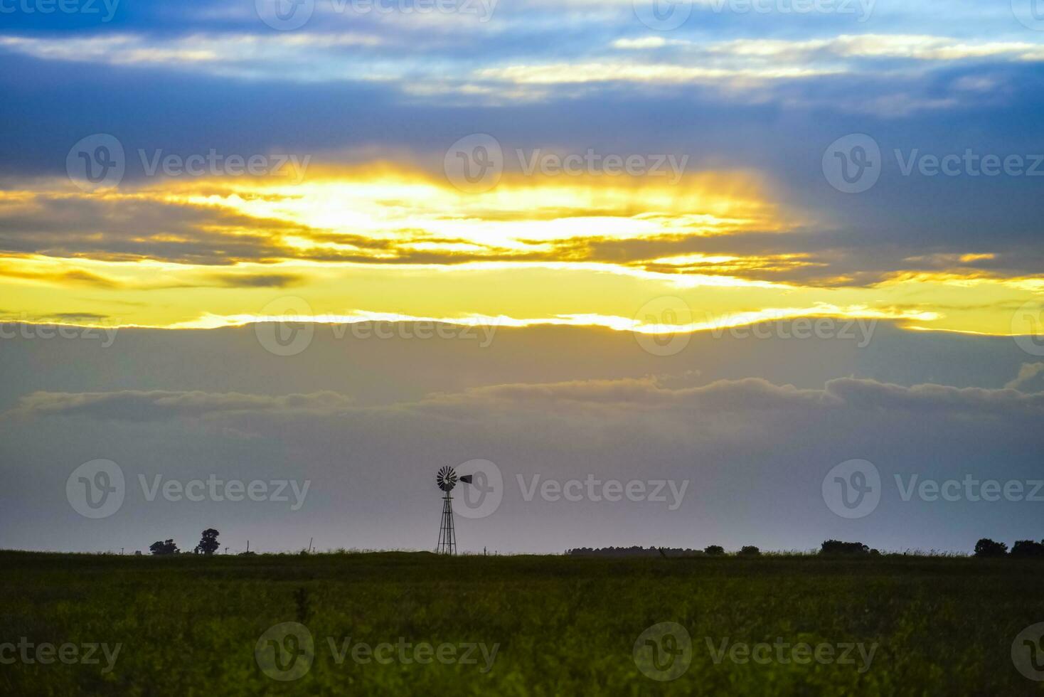 Windmühle im das Feld, beim Sonnenuntergang, Pampas, Argentinien foto