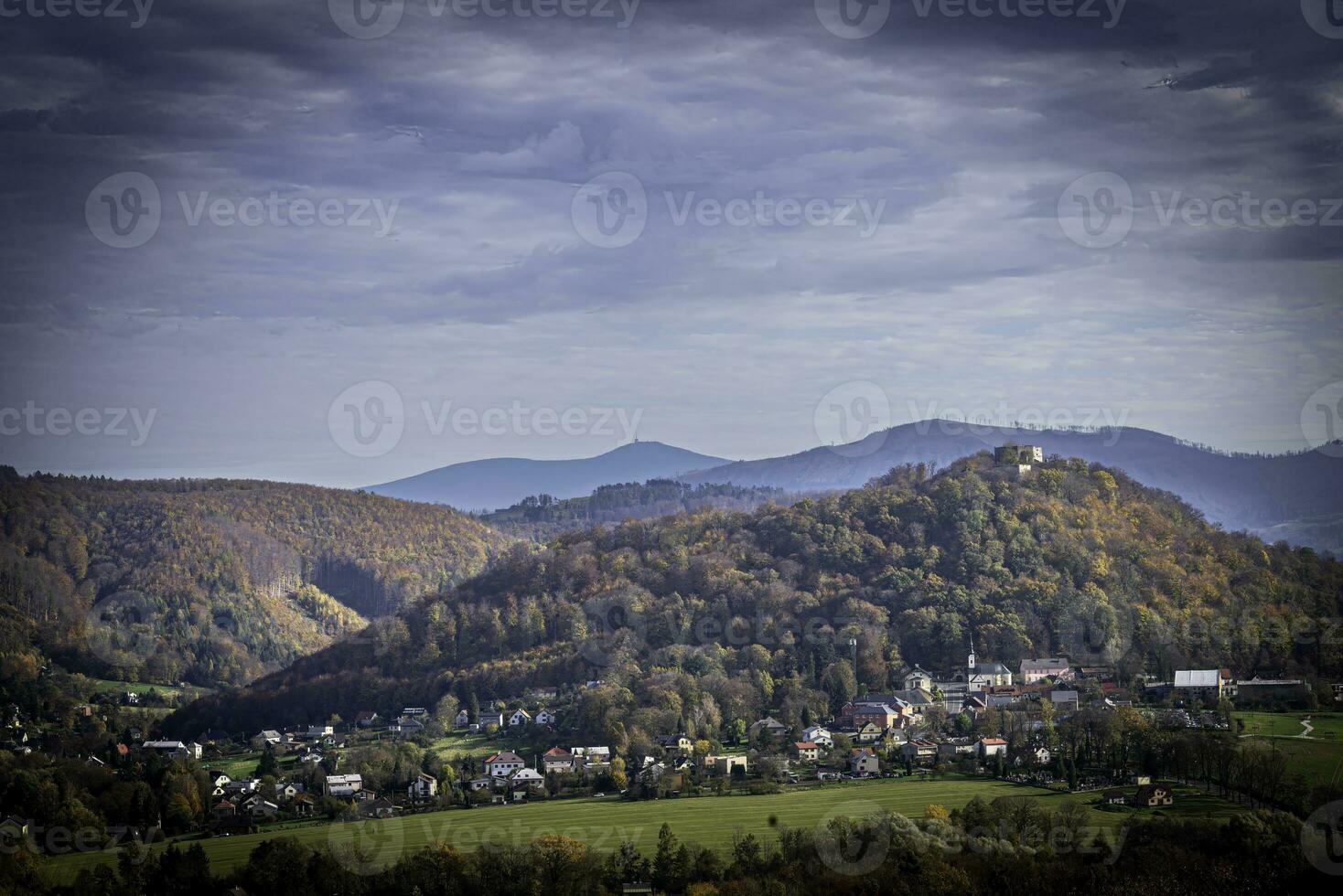 ein Aussicht von das Herbst Landschaft um hukvaldy Schloss foto