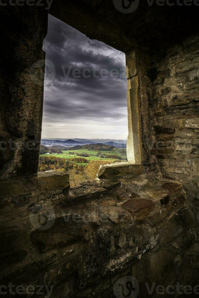 Aussicht durch das Fenster von hukvaldy Schloss foto