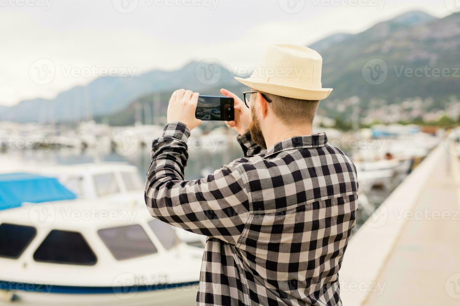 Reisender Mann nehmen Bilder von Luxus Yachten Marine während sonnig Tag - - Reise und Sommer- Konzept foto