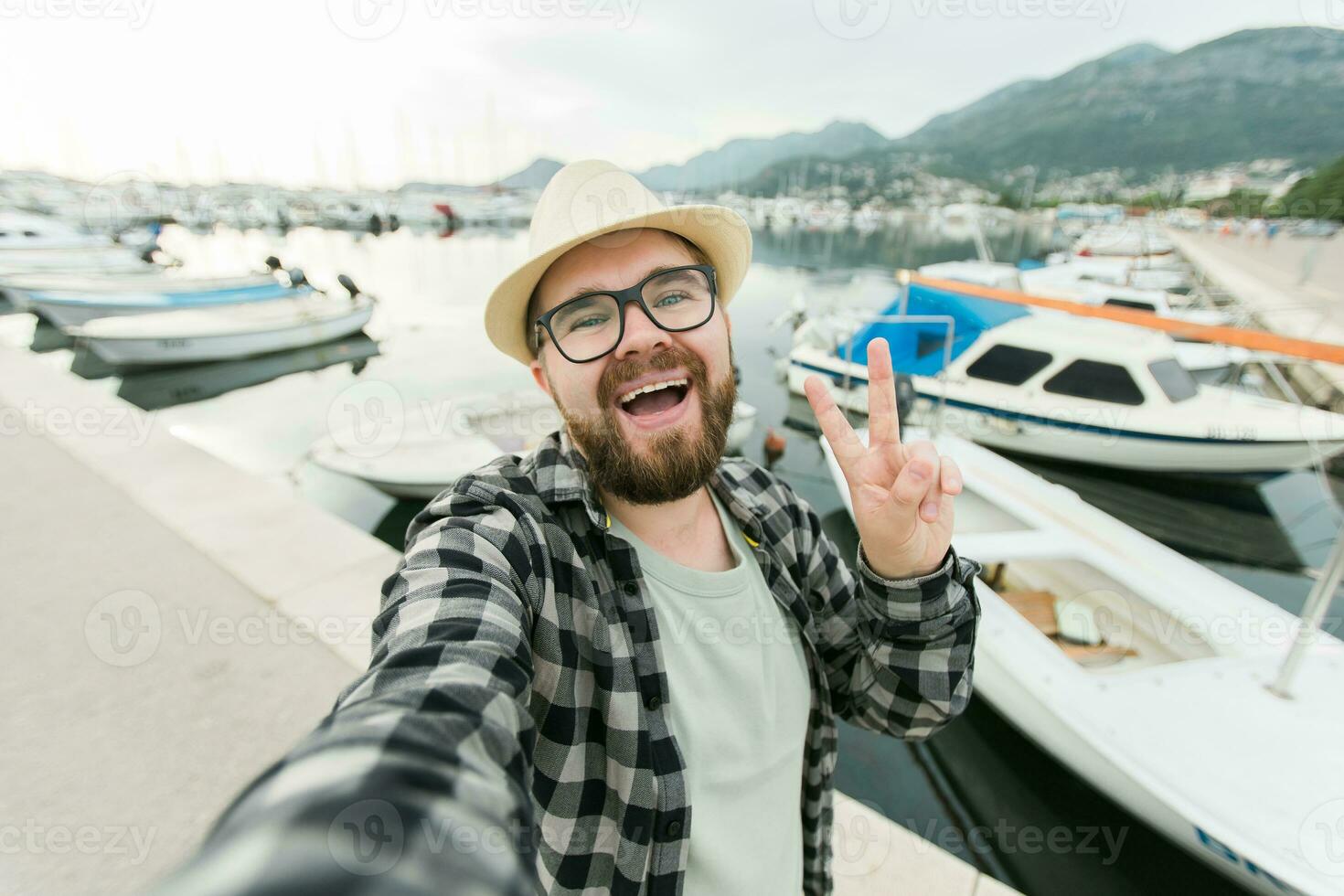 Reisender Mann nehmen Selfie von Luxus Yachten Marine während sonnig Tag - - Reise und Sommer- Konzept foto