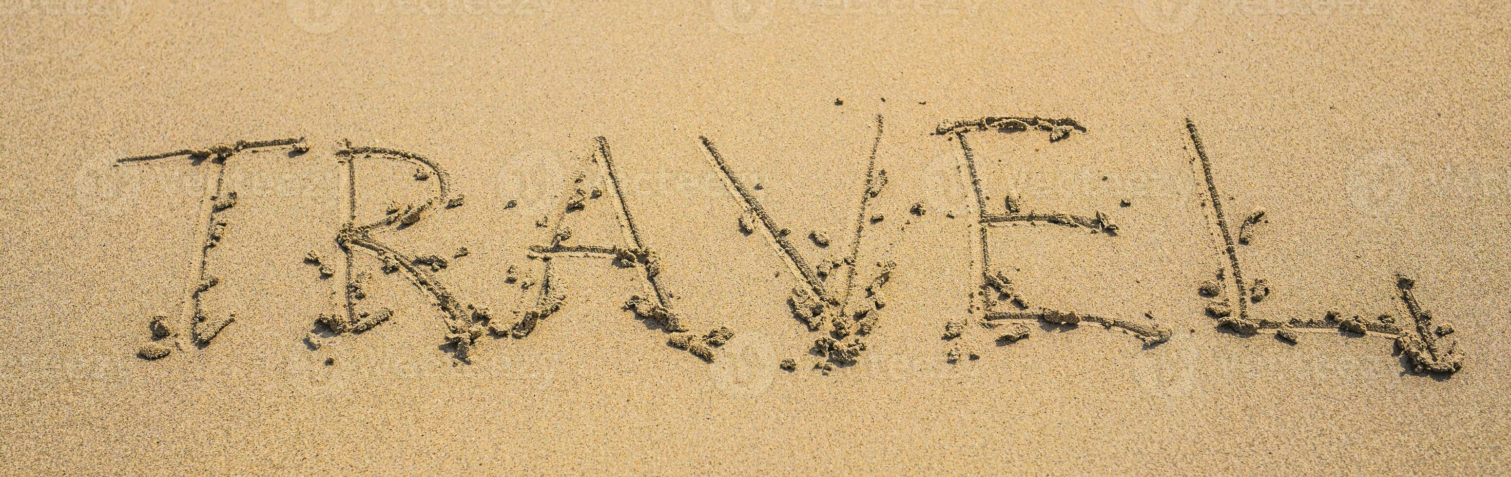 geschrieben Wörter Reise auf Sand von Strand im Sommer- Tag foto