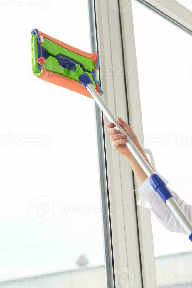 Waschen Fenster mit Besondere Mopp und Reinigung Dienstleistungen - - Hausarbeit und Hausfrau Konzept foto