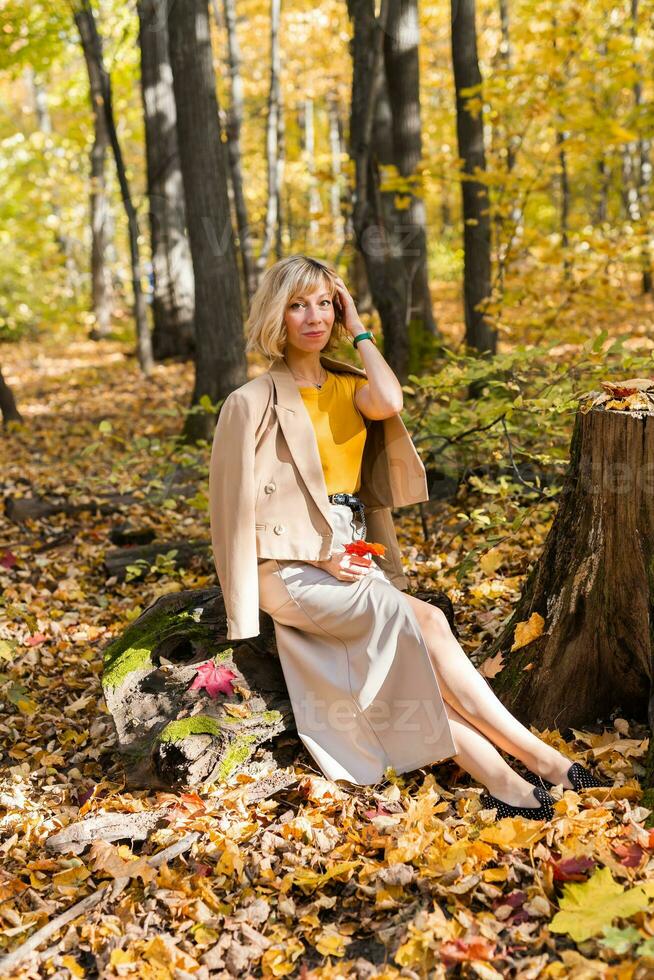 Porträt von schön jung Frau Gehen draußen im Herbst. fallen Jahreszeit und stilvoll Mädchen Konzept. foto