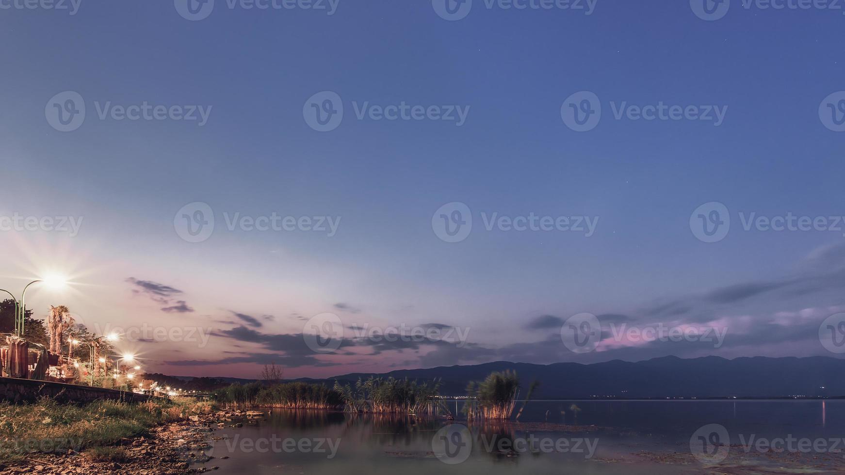 ruhiger Abend am See. Sonnenuntergang am See Dojran, Fyr Mazedonien. Südmazedonien. foto