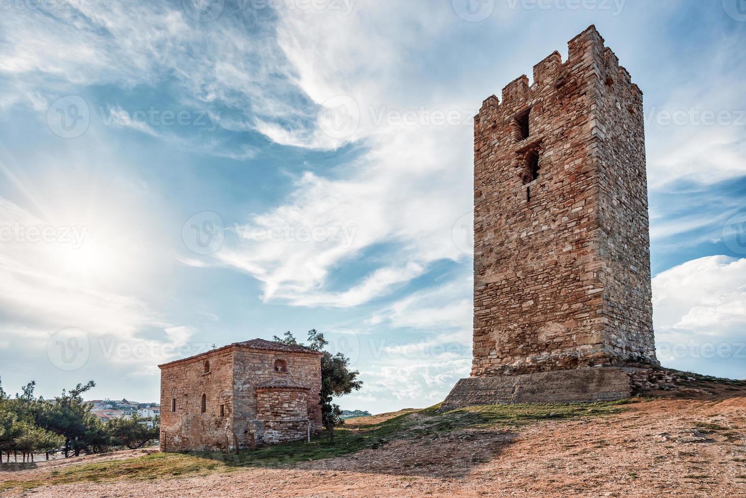 byzantinischer Turm, Nea Fokea, Kassandra, Griechenland. schöner byzantinischer Turm bei Sonnenuntergang, Kassandra, Griechenland. foto