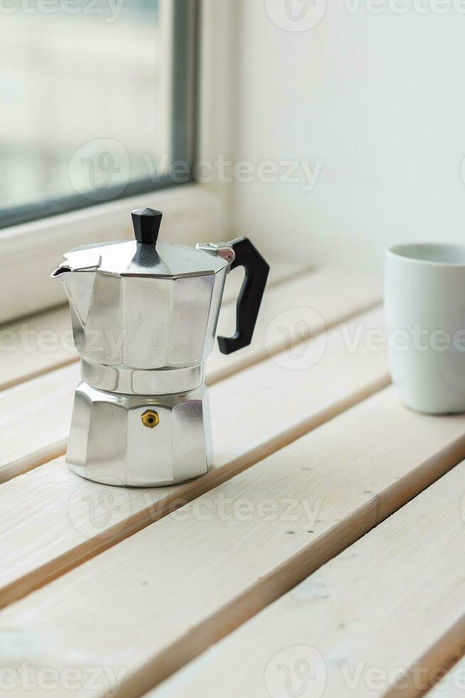 Moka Topf und Kaffee Tasse auf Fensterbrett - - Getränke und Frühstück Konzept foto