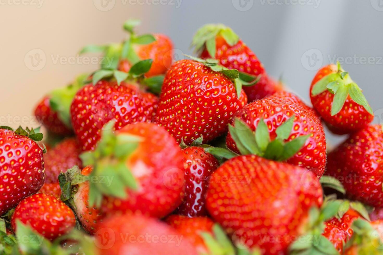 Erdbeere frisch organisch Beeren Makro. Obst Hintergrund - - gesund Vitamin Essen Konzept foto