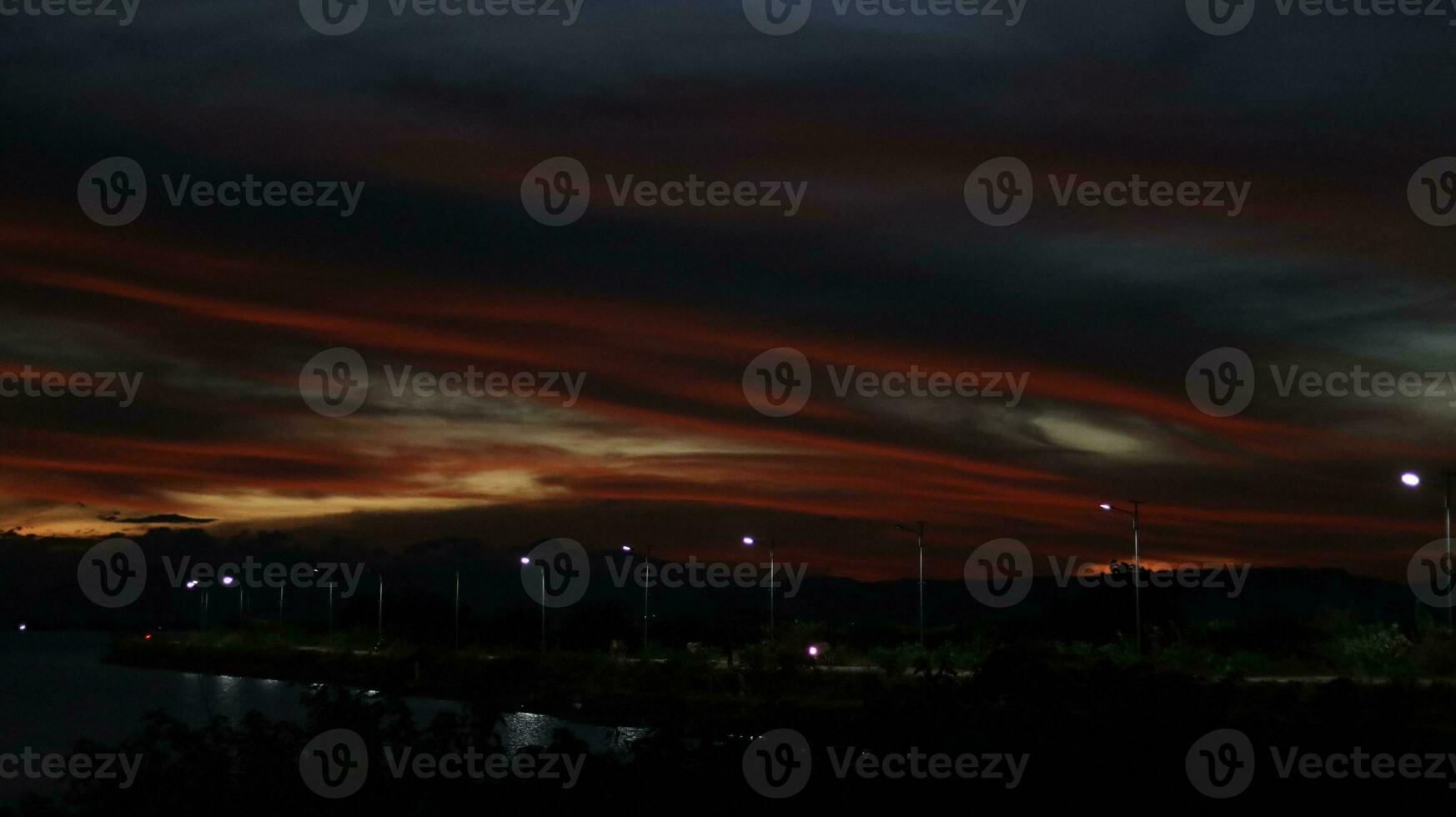 bunter dramatischer himmel mit wolken bei sonnenuntergang. Sonnenuntergang im See foto