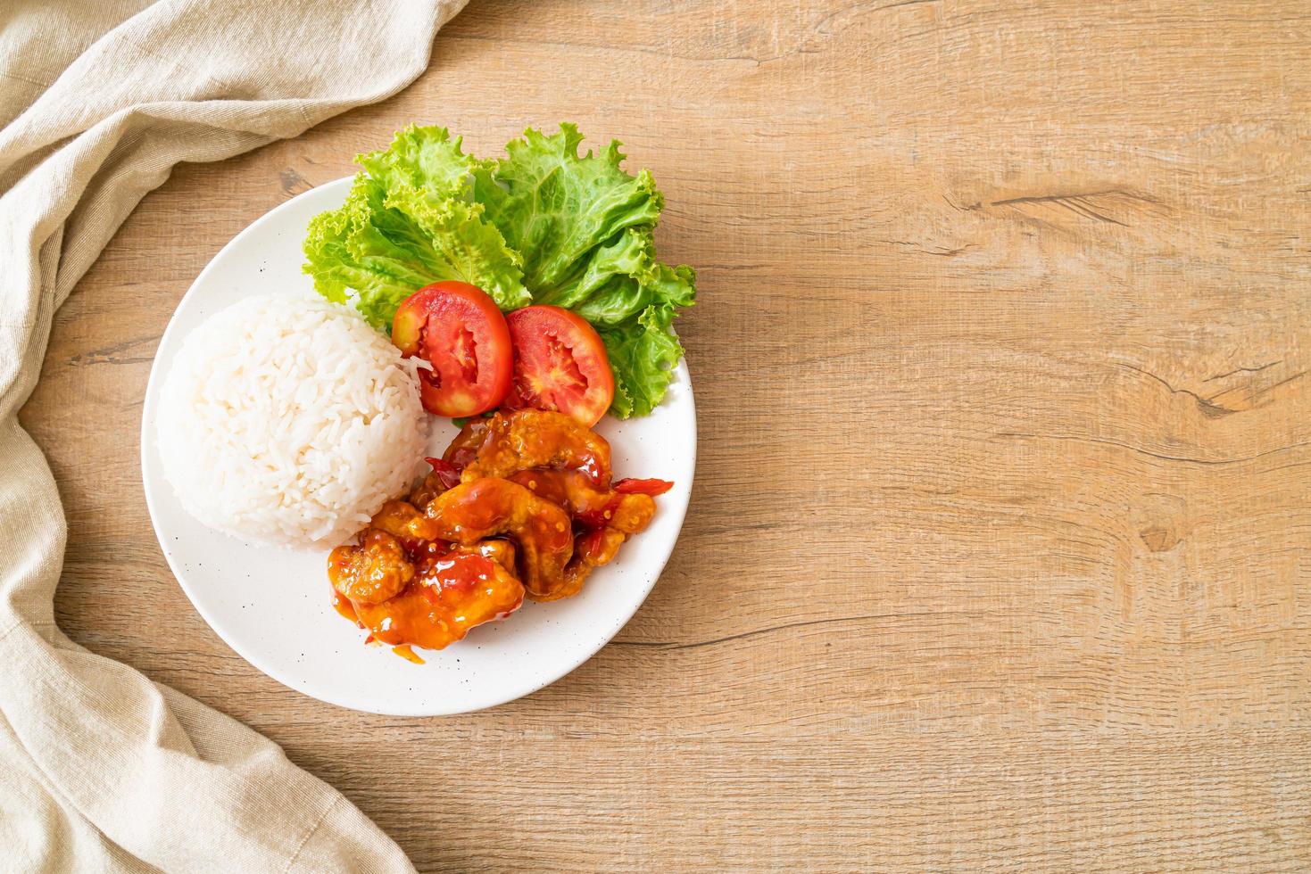 gebratener Fisch mit 3 Sorten Chilisauce mit Reis foto