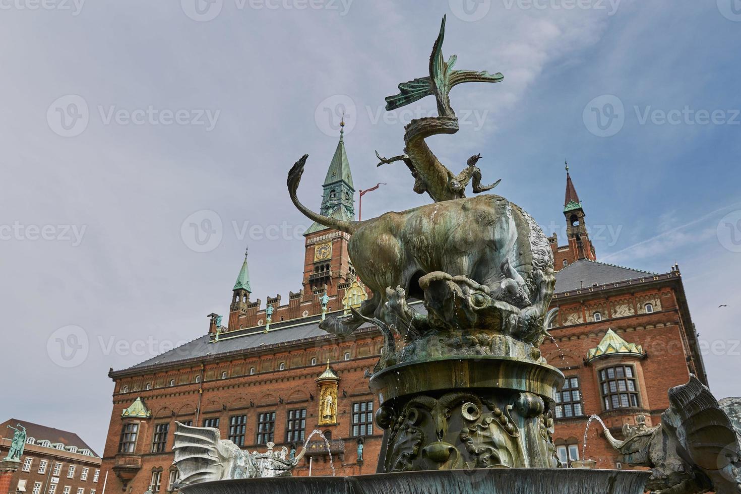 Kopenhagener Rathausplatz und alte Gebäude im zentralen Bezirk, Dänemark foto