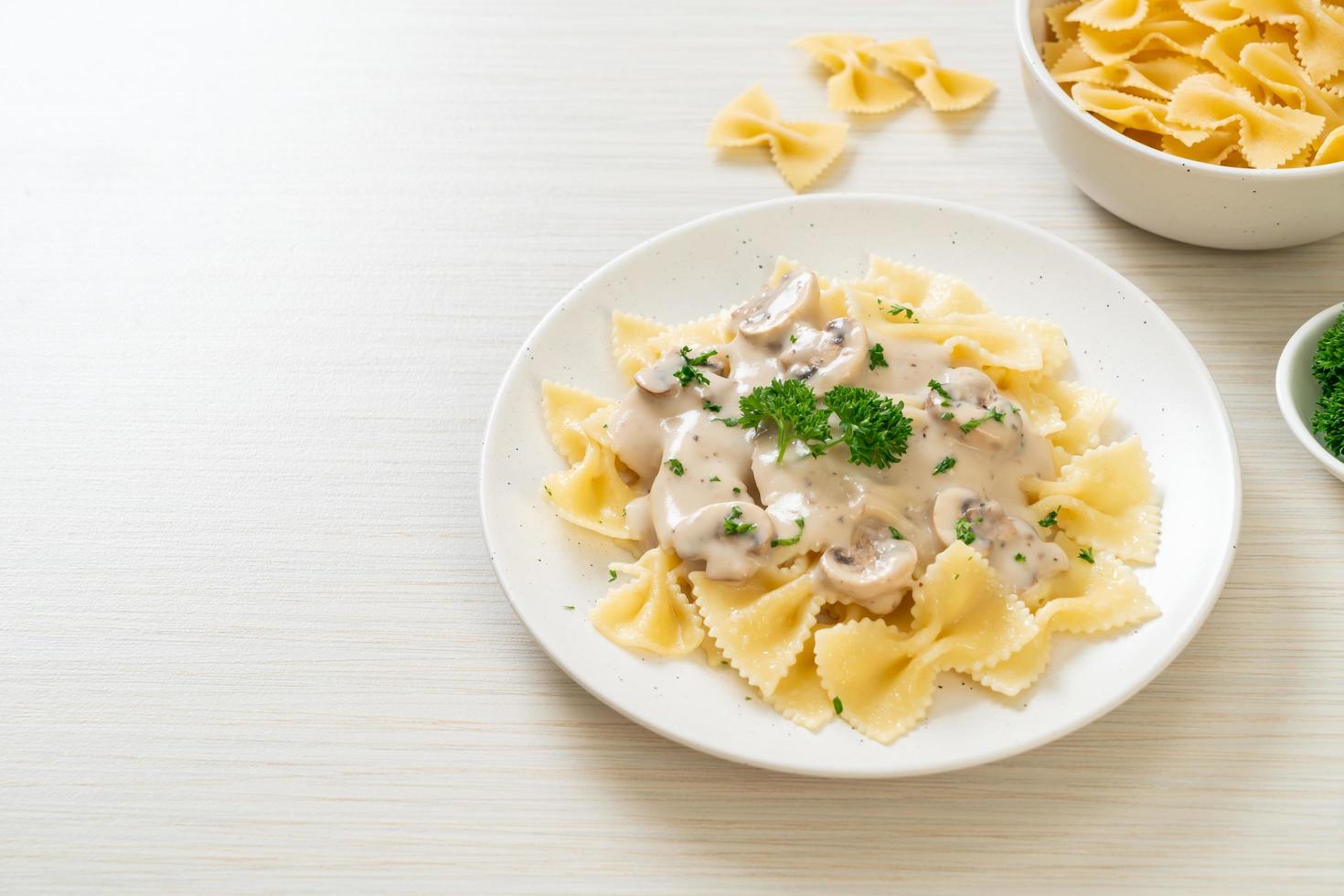 Farfalle-Nudeln mit Champignon-Weiß-Sahne-Sauce - italienische Küche foto