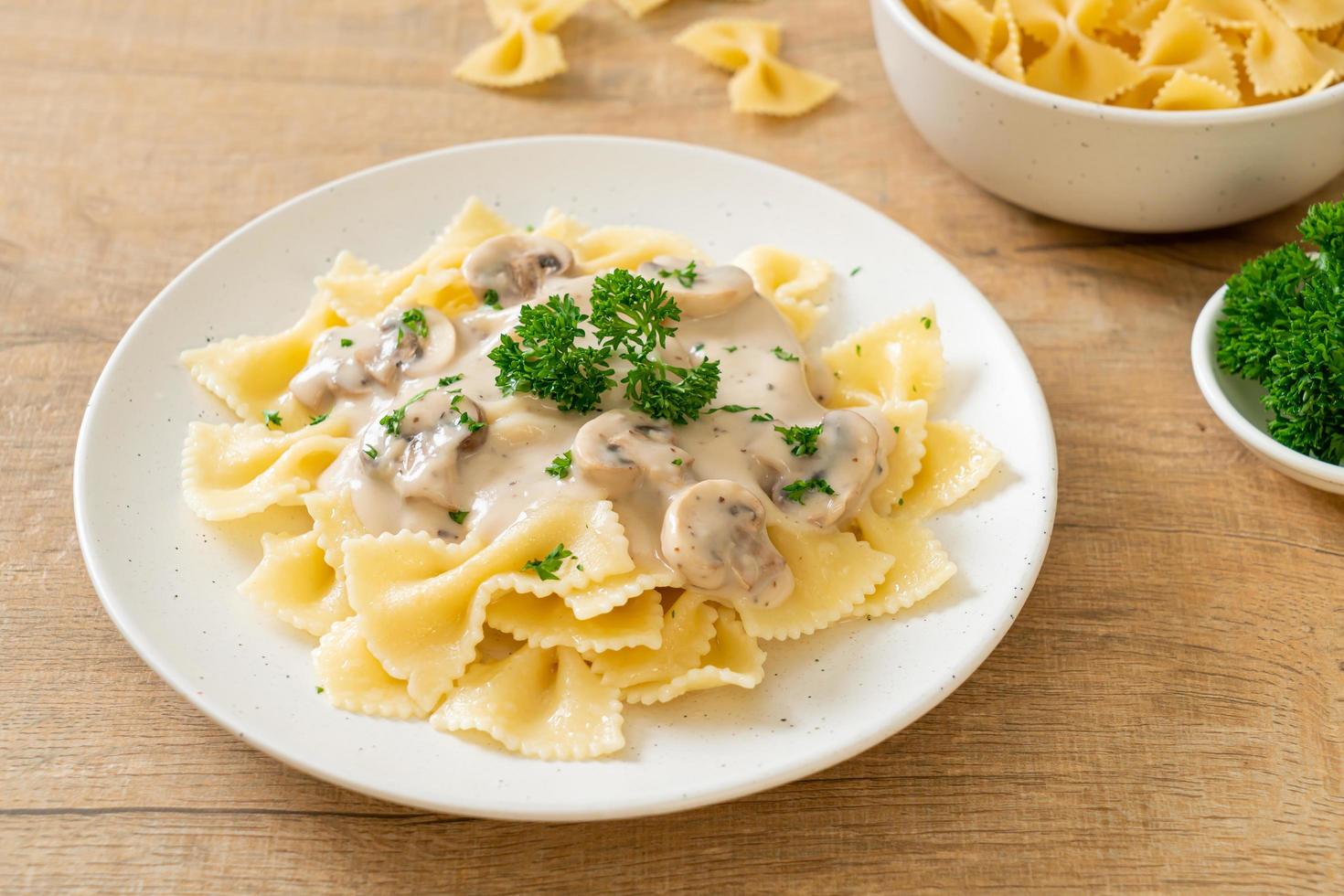 Farfalle-Nudeln mit Champignon-Weiß-Sahne-Sauce - italienische Küche foto