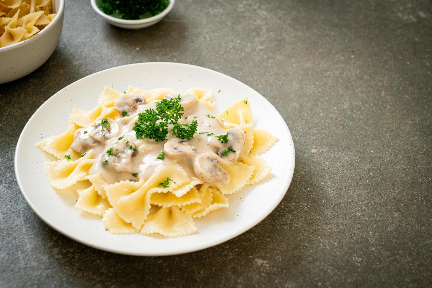 Farfalle-Nudeln mit Champignon-Weiß-Sahne-Sauce - italienische Küche foto