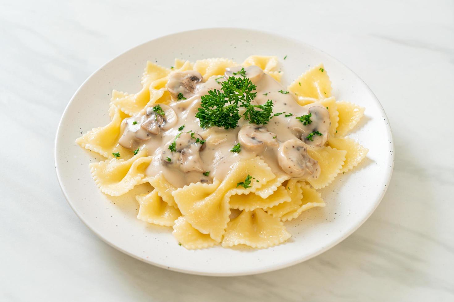 Farfalle-Nudeln mit Champignon-Weiß-Sahne-Sauce - italienische Küche foto