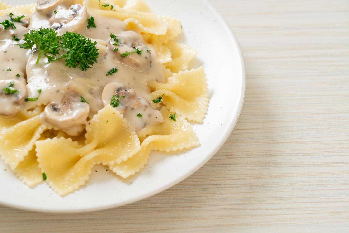 Farfalle-Nudeln mit Champignon-Weiß-Sahne-Sauce - italienische Küche foto