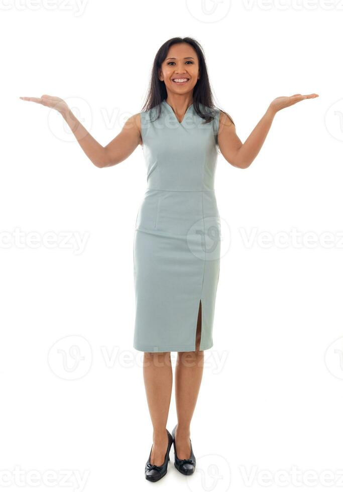 voll Länge Porträt von schön gemischt Rennen asiatisch Frau halt zwei öffnen Palmen, machen Präsentation, isoliert auf Weiß Hintergrund foto