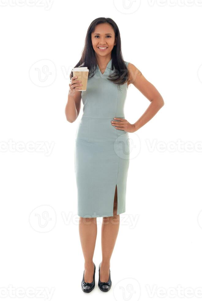 voll Länge Porträt von glücklich lächelnd jung asiatisch Frau halten wegbringen Papier Kaffee Tasse isoliert Über Weiß Hintergrund foto