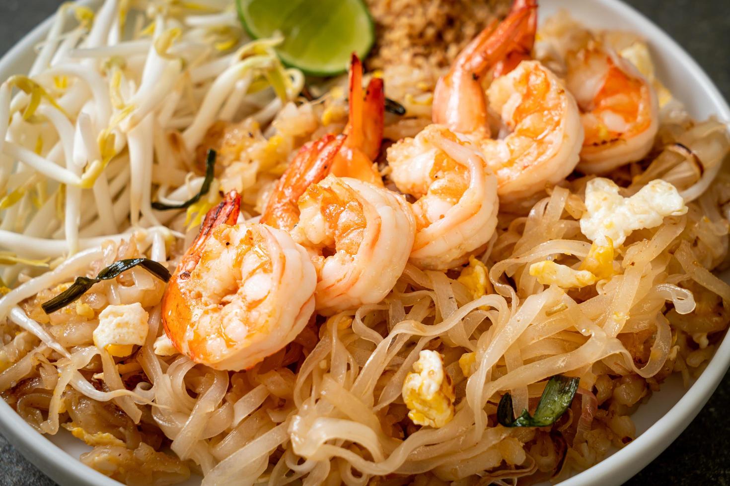 gebratene Nudeln mit Garnelen und Sprossen oder Pad Thai - asiatische Küche as foto