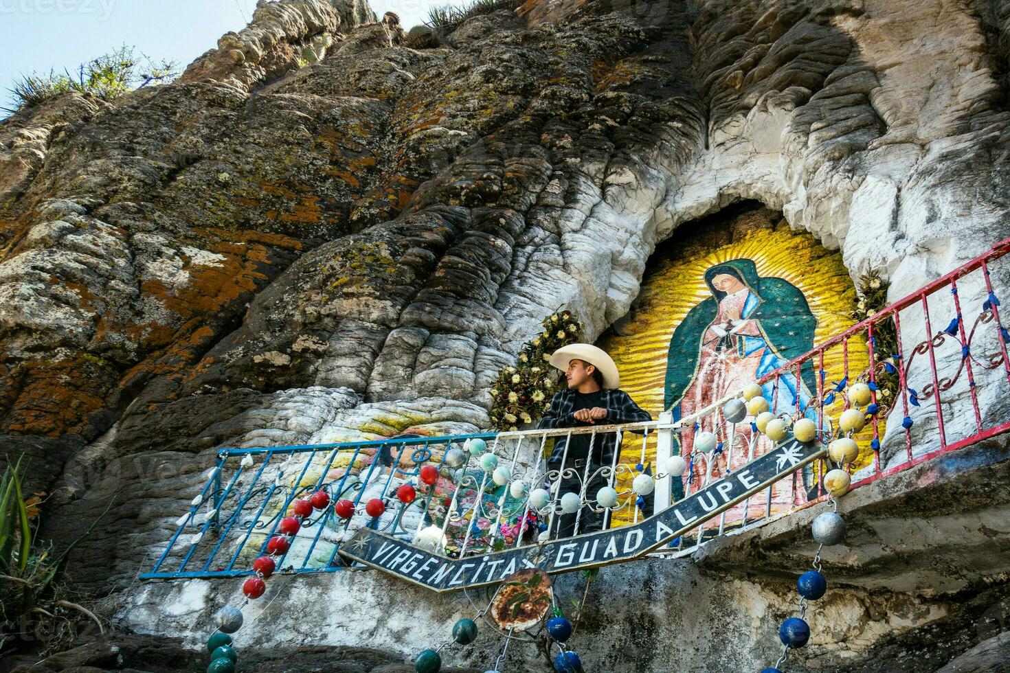 Mann Besuch Jungfrau von Guadalupe Gemälde auf Felsen im Mexiko foto