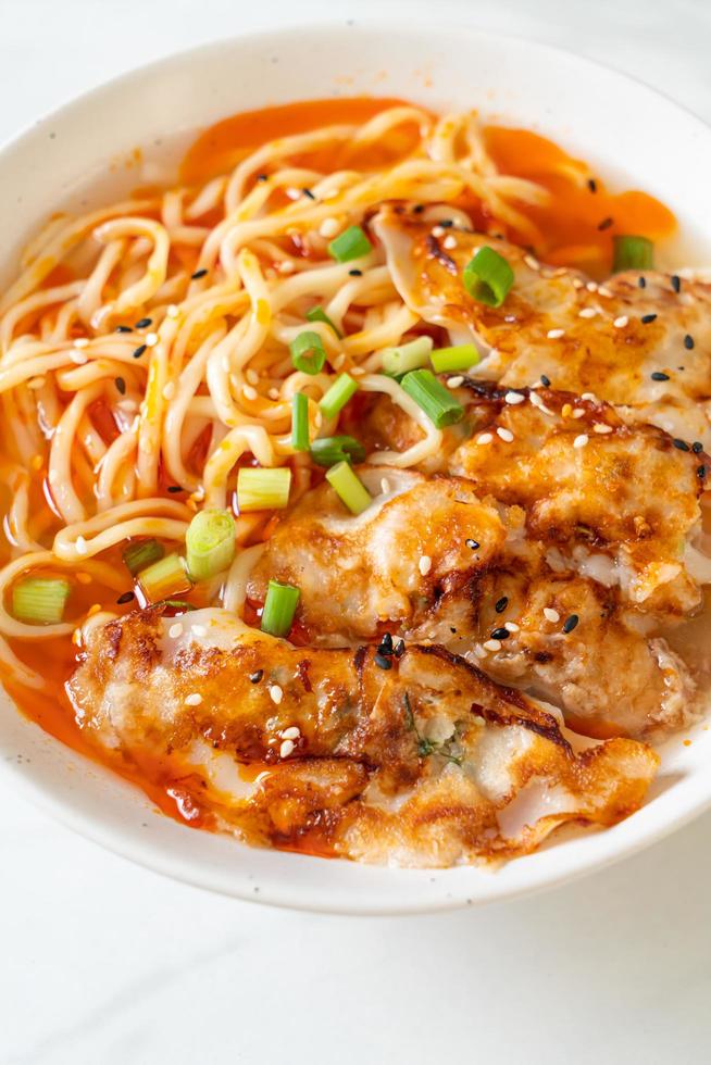 Ramen-Nudeln mit Gyoza oder Schweineknödel - asiatische Küche foto