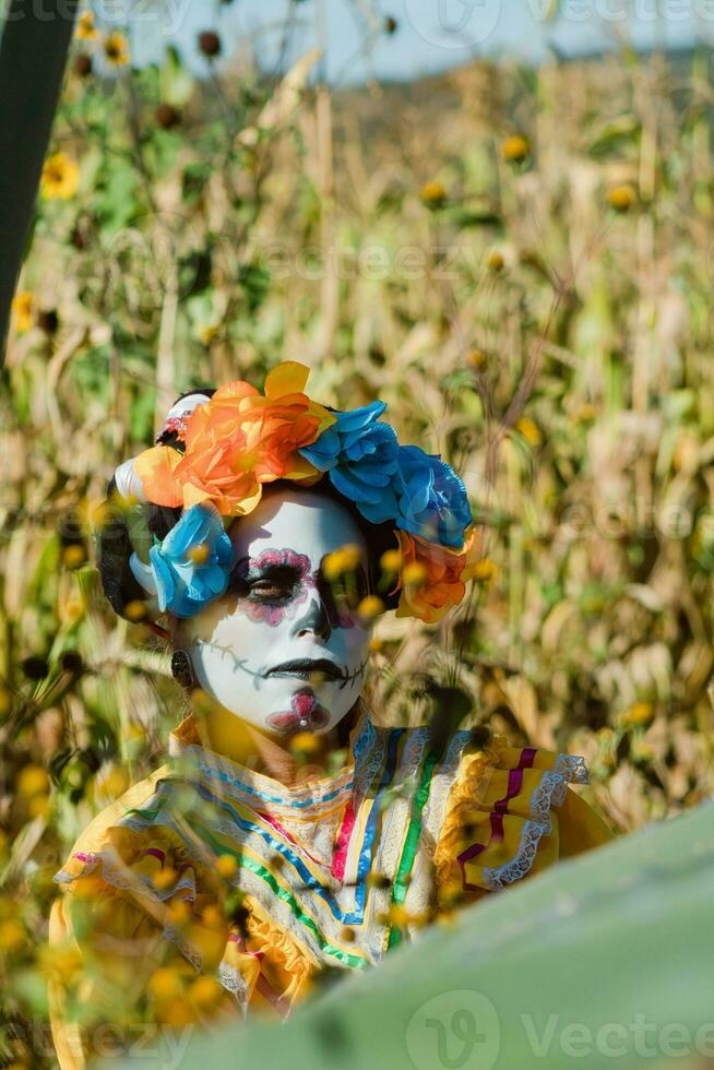 Mexikaner Frau im bunt Kleid und Schädel bilden im das Mexikaner Wüste Kaktus foto