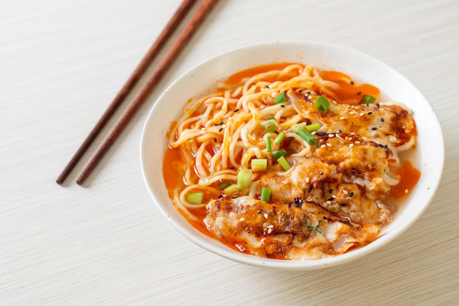 Ramen-Nudeln mit Gyoza oder Schweineknödel - asiatische Küche foto