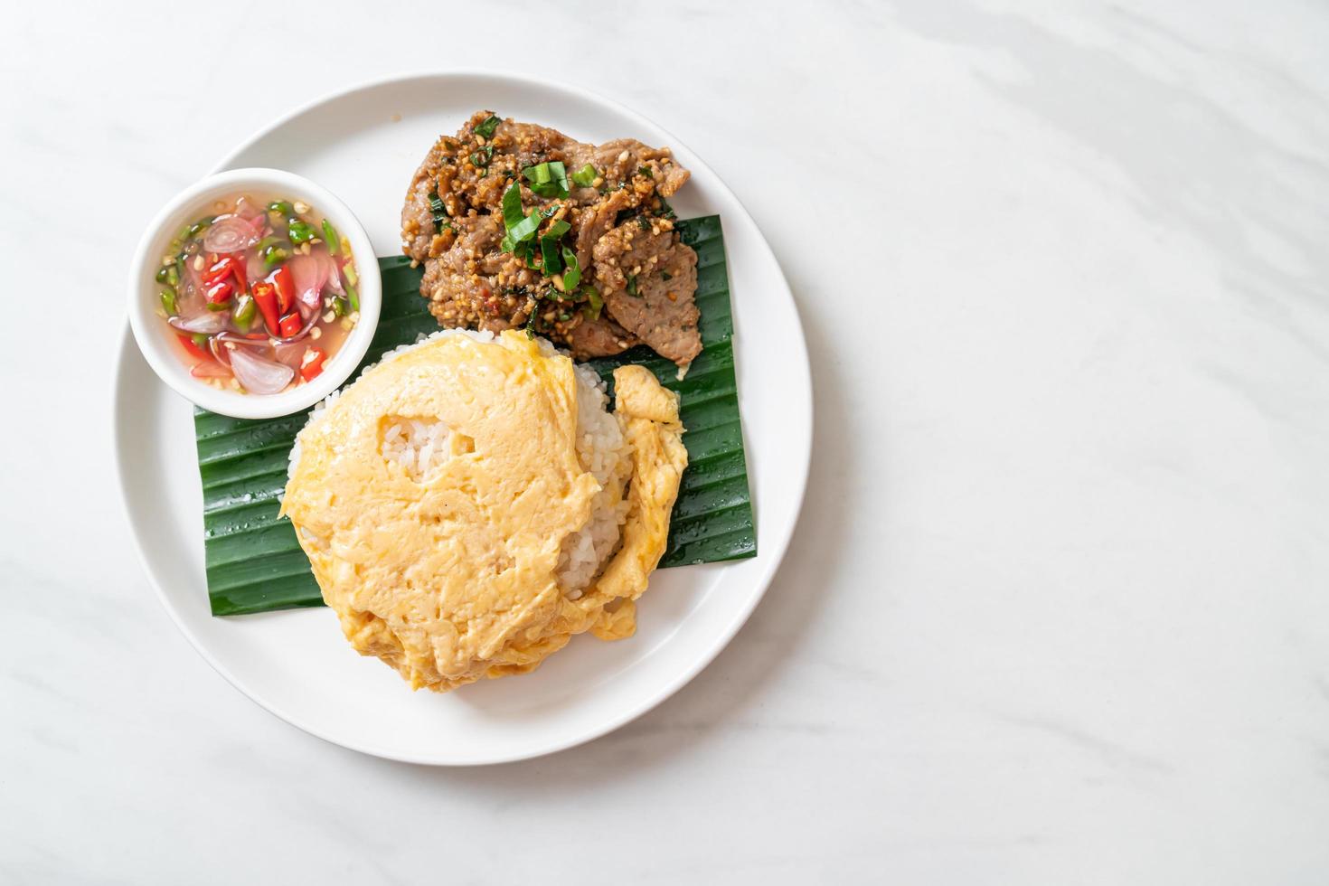 Ei auf belegtem Reis mit gegrilltem Schweinefleisch und scharfer Sauce - asiatische Küche as foto