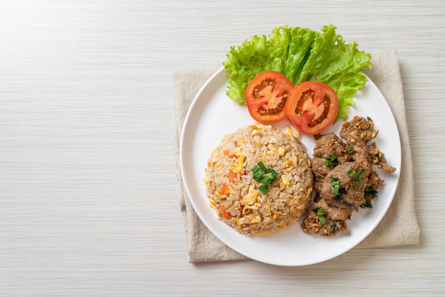 gebratener Reis mit gegrilltem Schweinefleisch - asiatische Küche foto