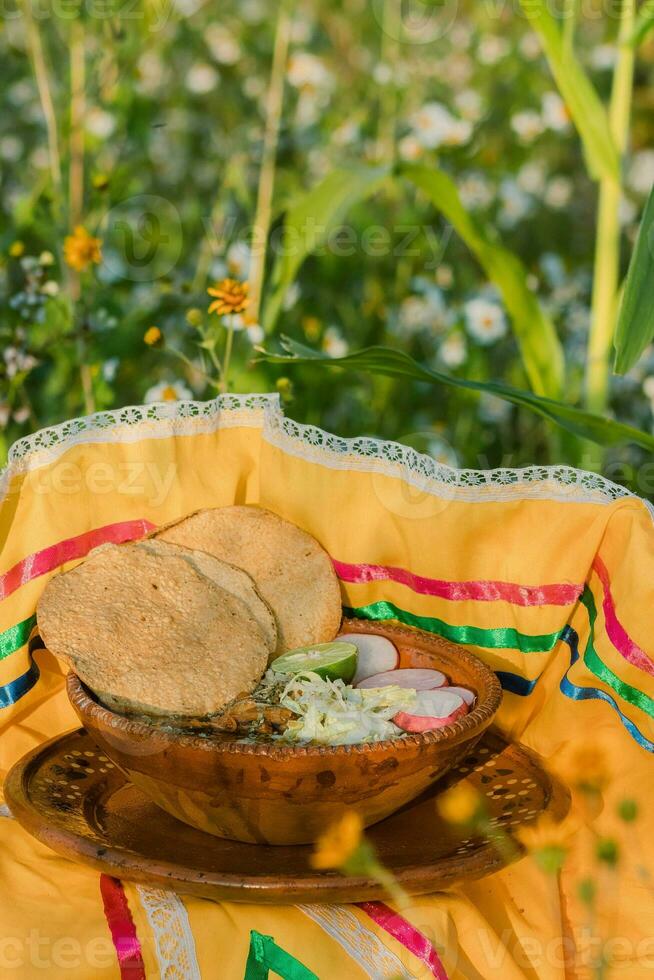 im Mexiko, das beschwingt rot Pozol, ein traditionell Komfort Essen, ist serviert im schön Keramik Schalen foto