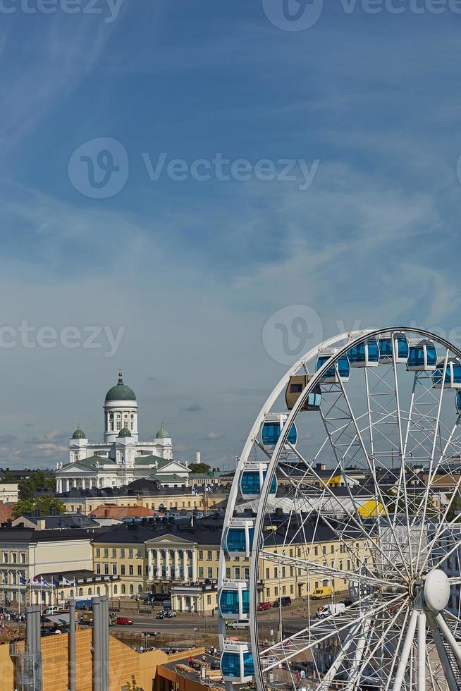 Riesenrad und Kathedrale der Diözese in Helsinki, Finnland foto