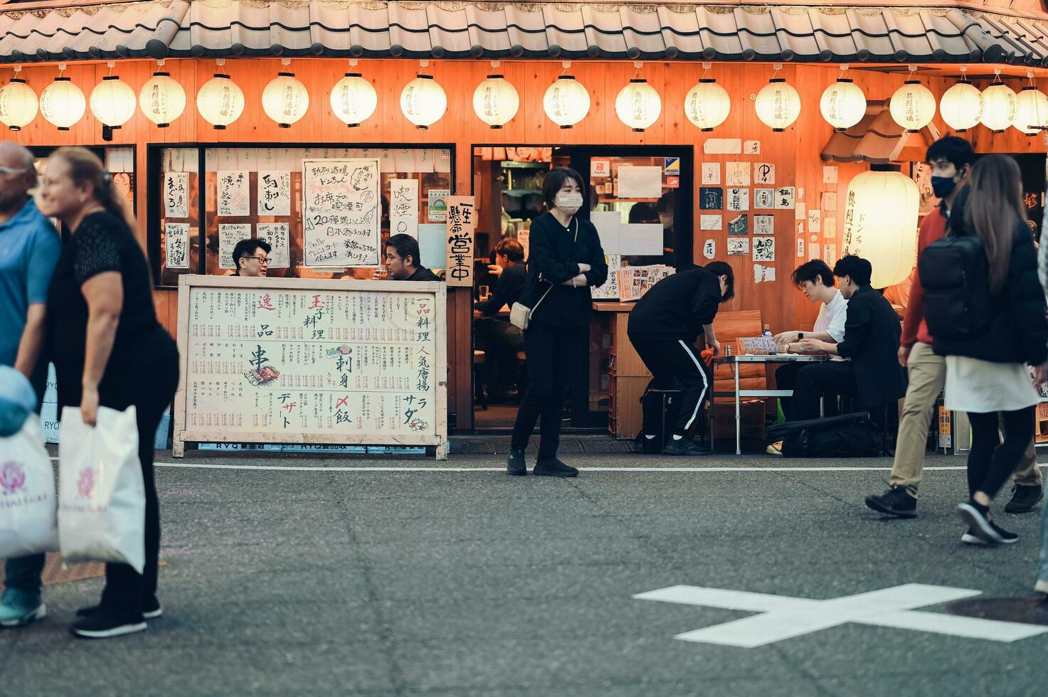 Shinjuku, Tokyo kann 05 2023 Nachtzeit Gedränge und Geschäftigkeit im Shinjuku ein beschwingt Begegnung von Neon- Beleuchtung, Izakaya, und überfüllt Straßen foto