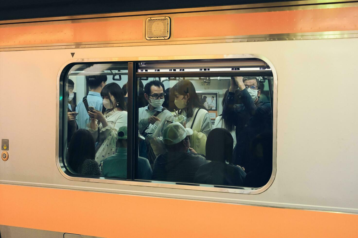 Tokyo Japan kann 15 2023 ein Blick in Tokio pendeln Kultur Leise Gespräche inmitten das U-Bahnen eilen Stunde foto