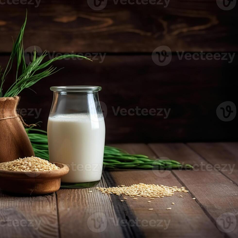 Flasche von Milch und ein Glas. Krug von Reis Milch mit Reis Pflanze und Reis Samen. foto