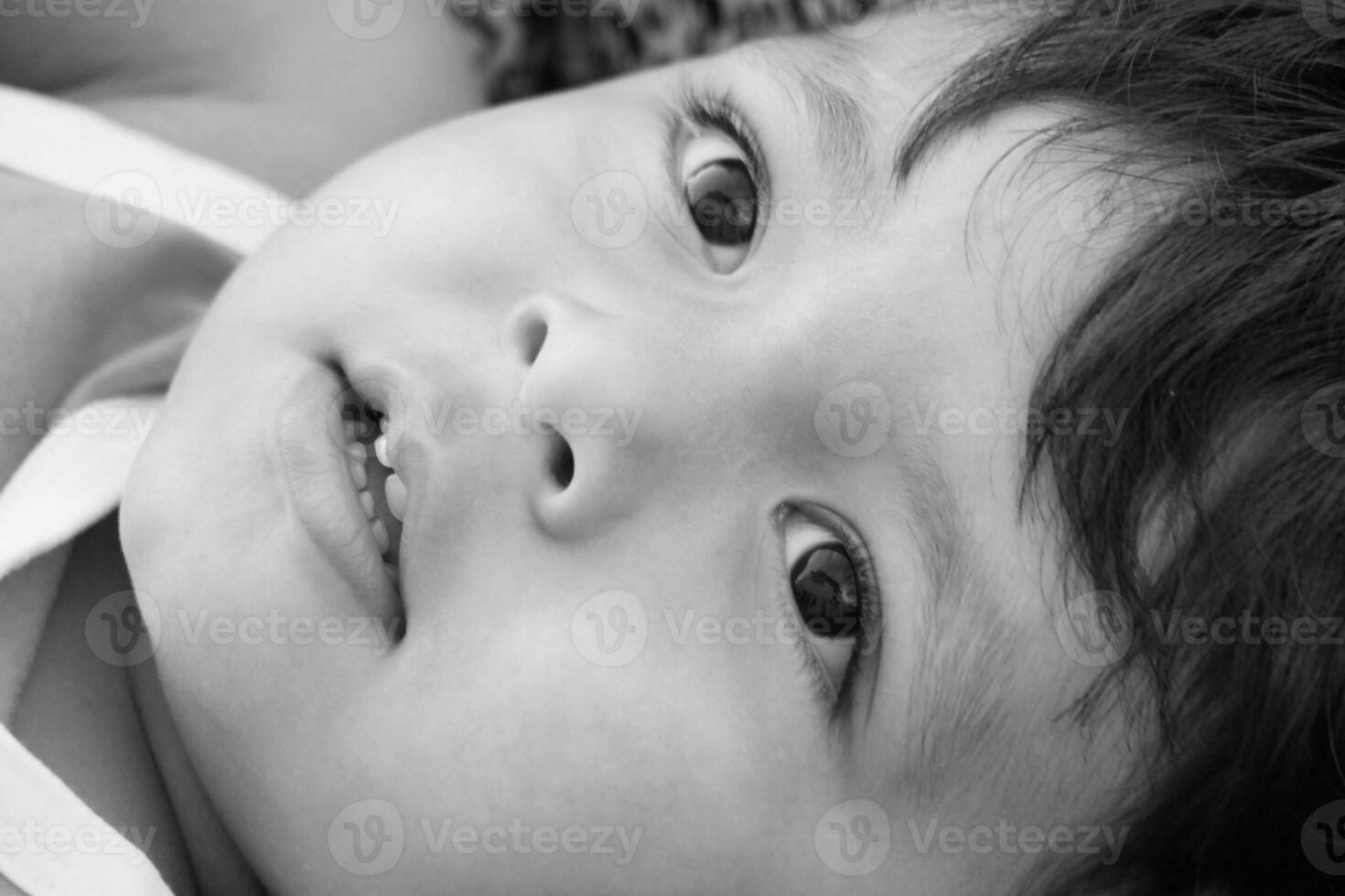 süß asiatisch pakistanisch Baby ist genießen das schön sonnig und kalt Tag beim lewsey Öffentlichkeit Park von Luton Stadt, Dorf von England Vereinigtes Königreich. Bild war gefangen auf April 03., 2023 foto