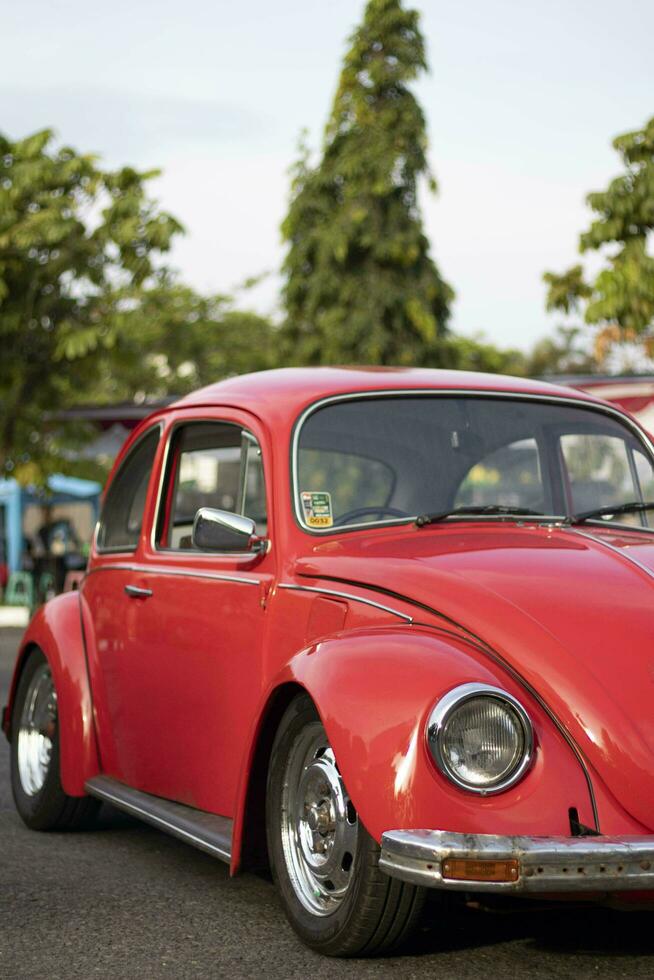 Yogyakarta, 25 September 2022, ein elegant rot vw klassisch Wagen. klassisch Volkswagen Auto foto