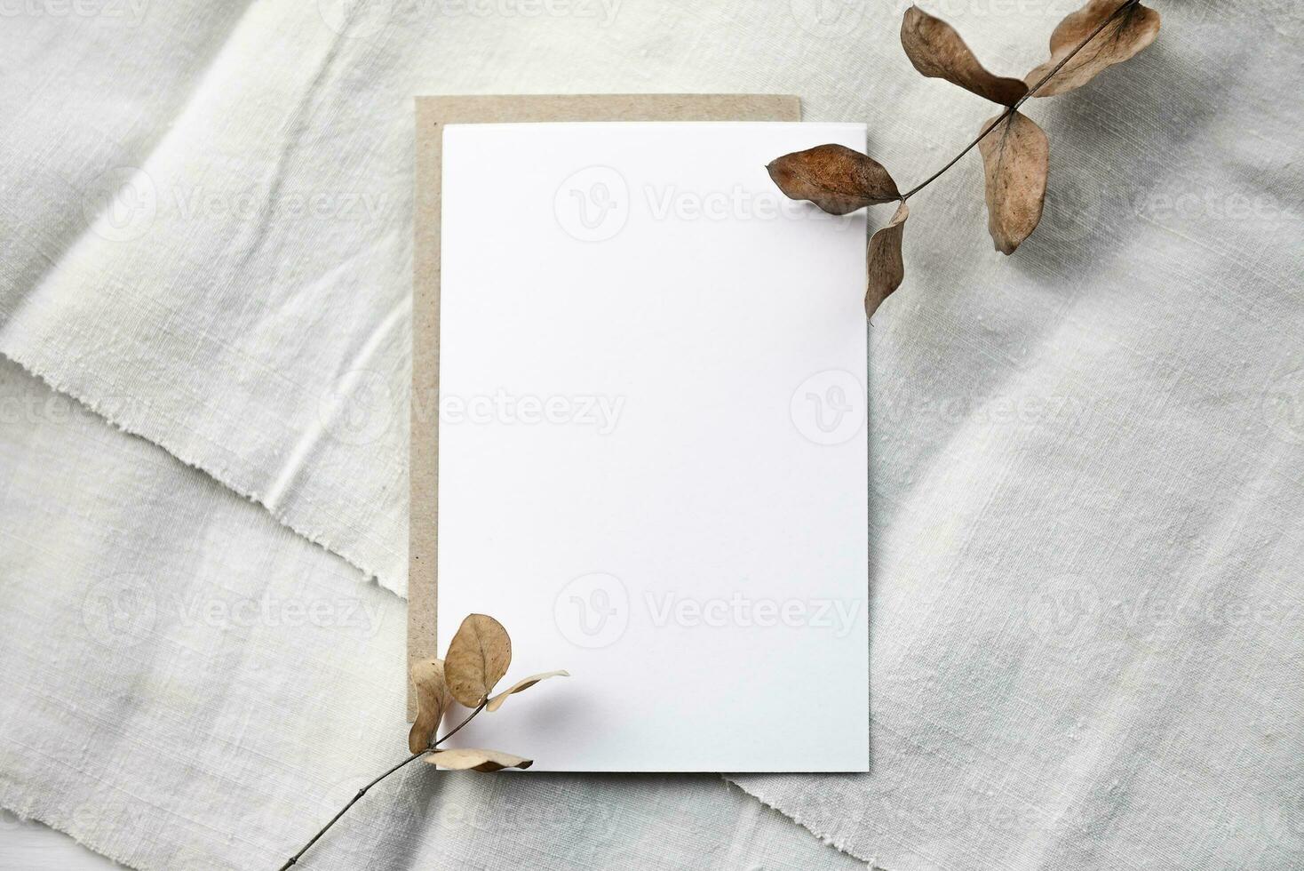 modisch Lager Schreibwaren Hintergrund - - ein Weiß Karte und Zweige von Weizen Ohren auf ein Weiß Tisch. romantisch Hintergrund. leer zum ein Einladung Karte. foto