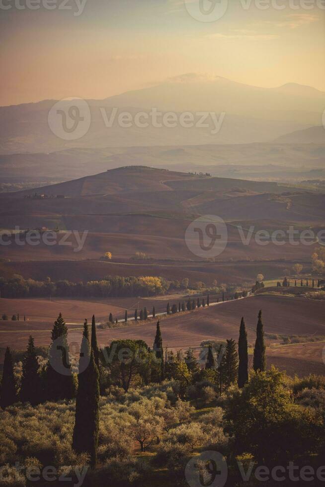 Toskana Felder und Straßen beim das Sonnenuntergang. Italien. foto