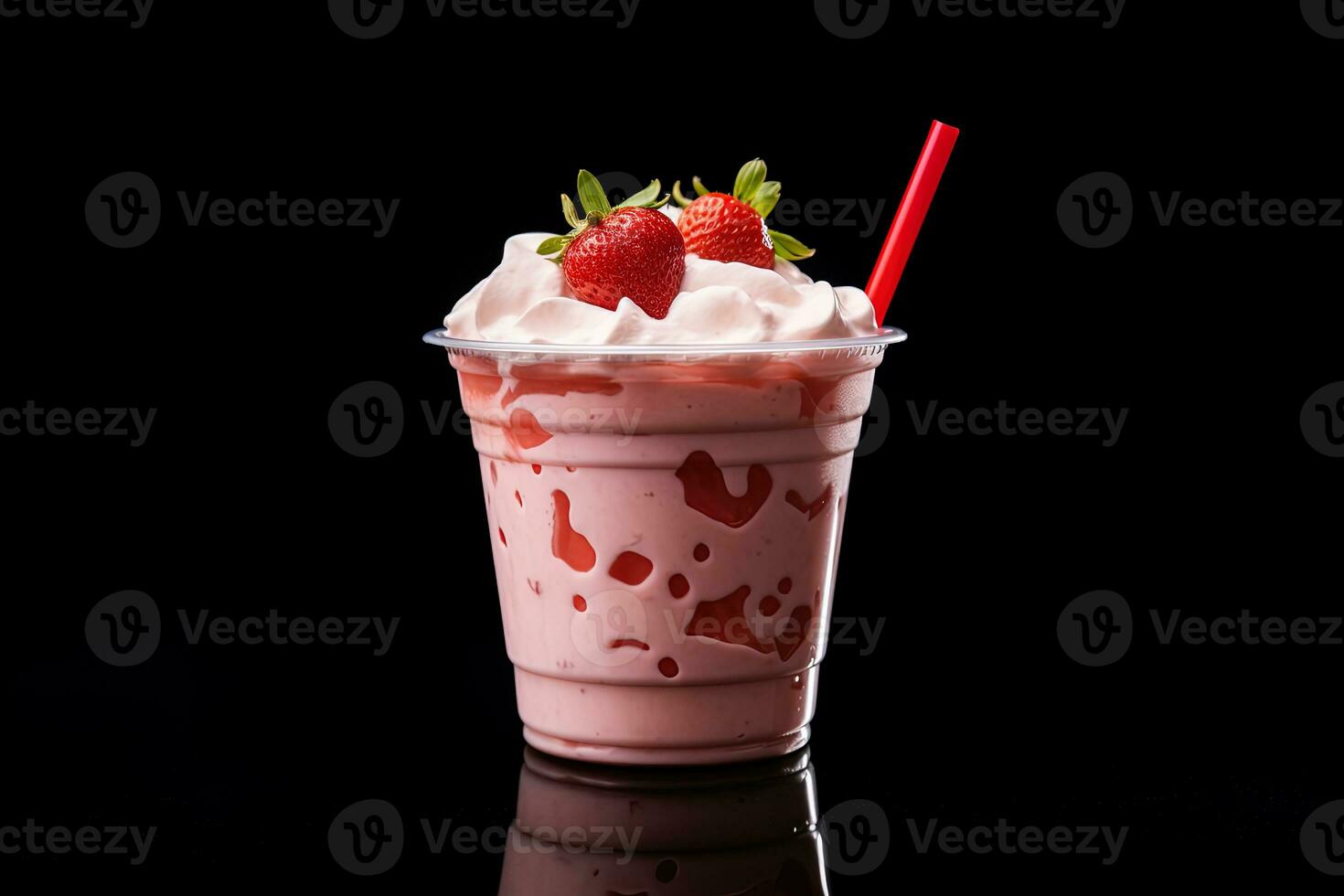 Erdbeere Milchshake im Plastik wegbringen Tasse isoliert auf schwarz Hintergrund. ai generiert foto
