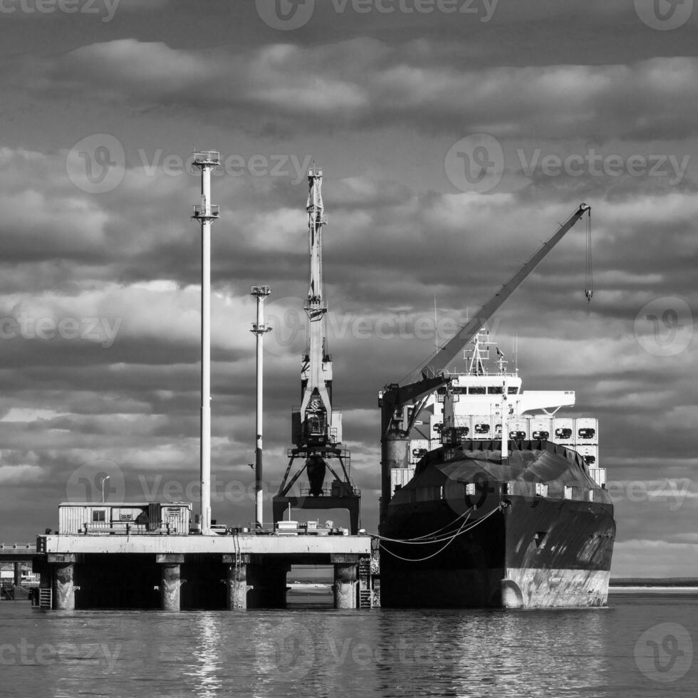 Händler Schiff festgemacht im das Hafen von san Antonio Este, Rio Neger Provinz, Patagonien, Argentinien. foto