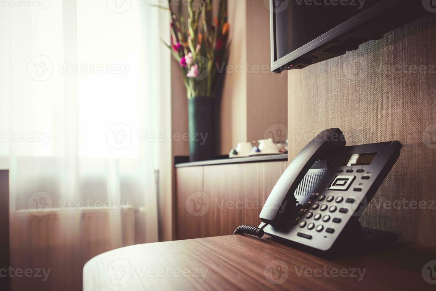 Telefon beim das Schreibtisch im Hotel Zimmer. foto