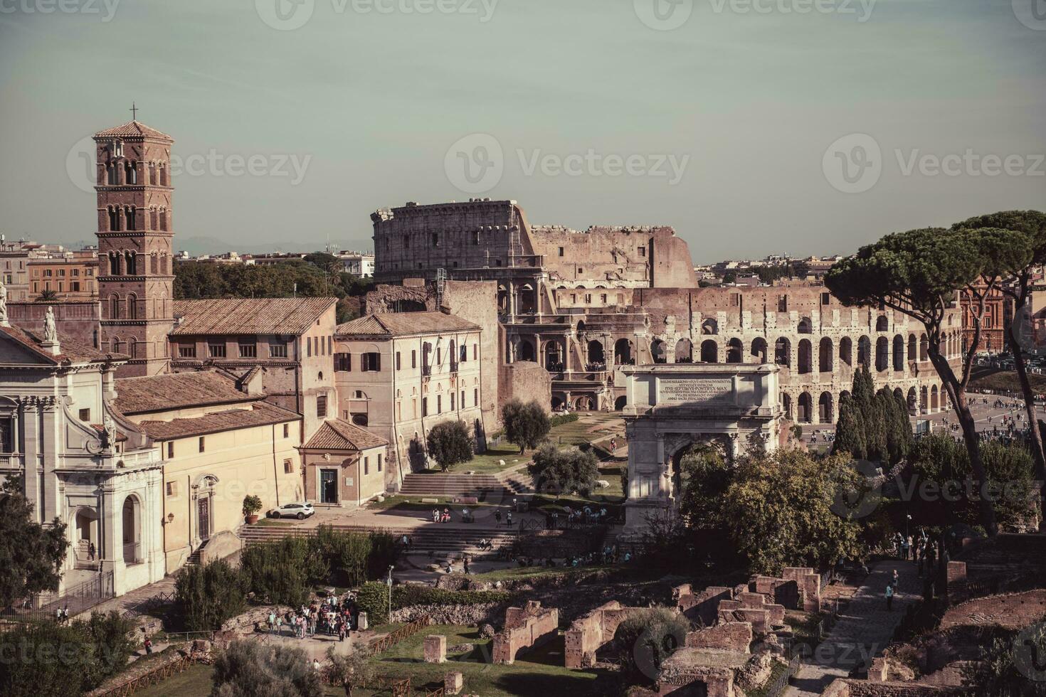 Aussicht von Colosseo von Palatino hügel. Rom. Italien. warm Farben. foto