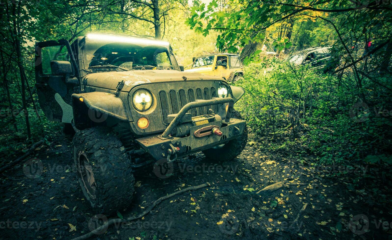 schmutzig und schlammig Offroad Fahrzeug im das Wald foto